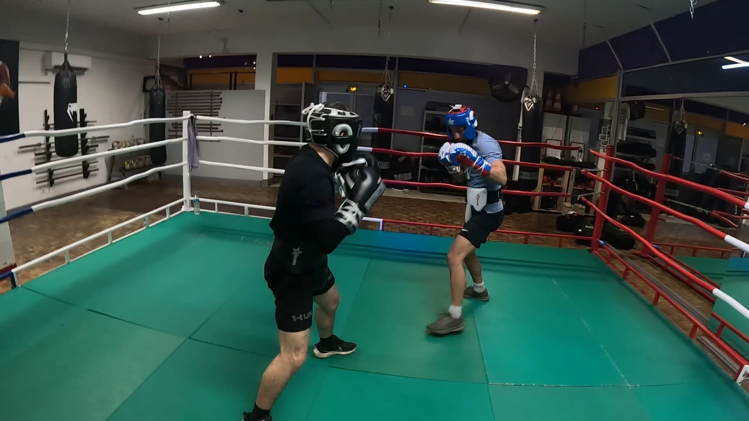 Séance de sparring dans le ring du club