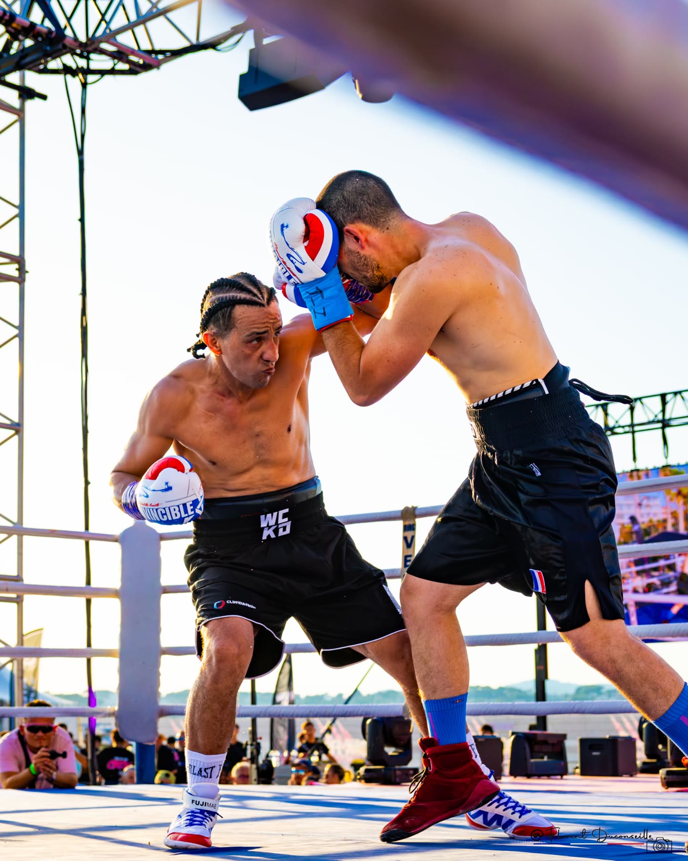 Boxeur du club en plein combat sur le ring