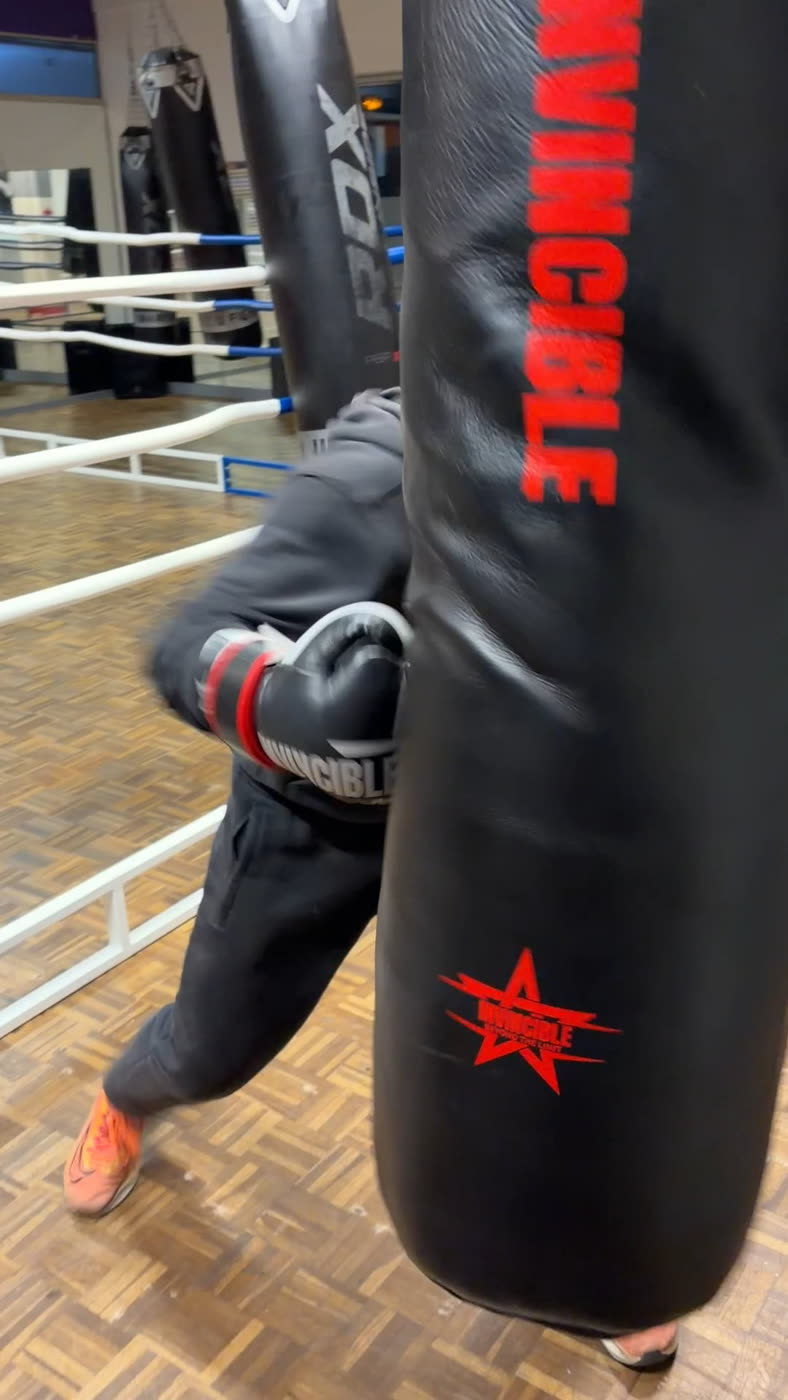 Boxeur et son équipe au bord du ring